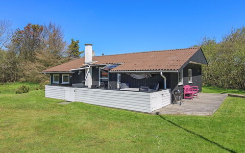 Solborg - 400M from the Sea: Chalet, Jardin, Siding, Batiments Jardin, Ombre, Cour, Arrière-Cour, Pelouse, Ferme, Aménagement Paysager