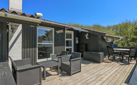 Solborg - 400M from the Sea: Chalet, Jardin, Siding, Batiments Jardin, Ombre, Cour, Arrière-Cour, Pelouse, Ferme, Aménagement Paysager