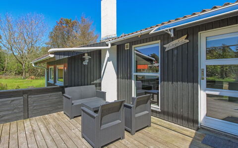 Solborg - 400M from the Sea: Chalet, Jardin, Siding, Batiments Jardin, Ombre, Cour, Arrière-Cour, Pelouse, Ferme, Aménagement Paysager