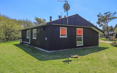 Solborg - 400M from the Sea: Chalet, Jardin, Siding, Batiments Jardin, Ombre, Cour, Arrière-Cour, Pelouse, Ferme, Aménagement Paysager