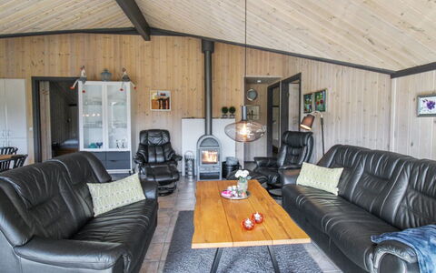 Maureen - 10.5Km from the Sea: Bois, Plafond, Meubles, Sol, Domicile, Porte, Canapé, Salon, Dur