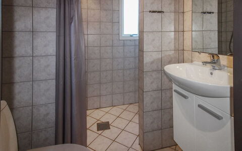 Maureen - 10.5Km from the Sea: Salle De Bains, Luminaire Plomberie, Sol, Sol, Lavabo, Design Intérieur, Toilette, Siège De Toilette, Évier, Plomberie