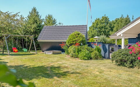 Maureen - 10.5Km from the Sea: Toit, Maison, Jardin, Chalet, Pelouse, Ombre, Cour, Batiments Jardin, Aménagement Paysager, Arrière-Cour