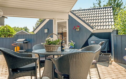 Maureen - 10.5Km from the Sea: Mobilier De Jardin, Meubles, Chaise, Tableau De Plein Air, Ombre, Chalet, Patio, Pot De Fleur, Jardin, Porche
