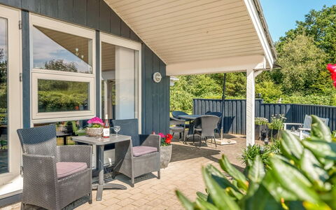 Maureen - 10.5Km from the Sea: Domicile, Chalet, Biens, Siding, Porche, Ombre, Chaise, Dur, Cour, Aménagement Paysager