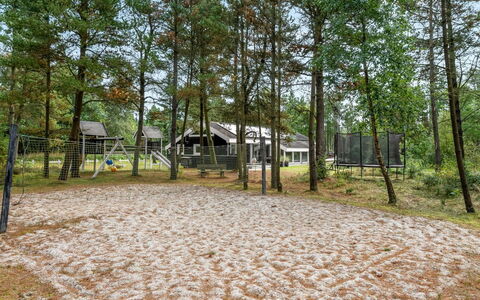 Jensen - 700M to the Fjord: Arbre, Des Bois, Ombre, Sol, Bosquet, Piste, Parc, Arrière-Cour, Cabane En Rondins, Batiments Jardin