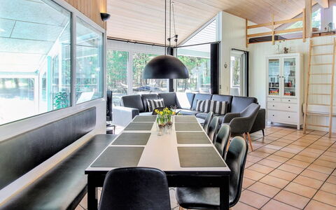 Jensen - 700M to the Fjord: Design Intérieur, Plafond, Meubles, Luminaire, Sol, Canapé, Verre, Salon, Chaise