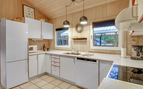 Jensen - 700M to the Fjord: Cuisine, Comptoir, Appareil De Cuisine, Design Intérieur, Sol, Principaux Appliance, Bois, Plafond, Cabinetry, Luminaire