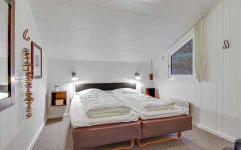 Jensen - 700M to the Fjord: Bois, Plafond, Chambre, Design Intérieur, Lit, Domicile, Drap De Lit, Literie, Pièce, Cadre De Lit