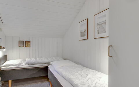 Jensen - 700M to the Fjord: Chambre, Bois, Lit, Sol, Drap De Lit, Plafond, Sol, Literie, Design Intérieur, Cadre De Lit