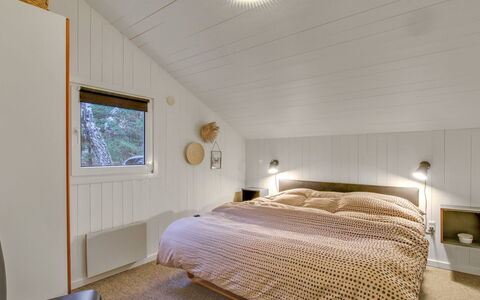 Jensen - 700M to the Fjord: Design Intérieur, Chambre, Lit, Plafond, Bois, Sol, Sol, Drap De Lit, Literie, Pièce