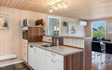 Ottar - 400M from the Sea: Bois, Comptoir, Design Intérieur, Sol, Cuisine, Meubles, Sol, Cabinetry, Plafond, Domicile