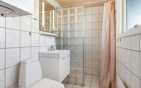 Ottar - 400M from the Sea: Mur, Sol, Sol, Luminaire Plomberie, Salle De Bains, Design Intérieur, Toilette, Tuile, Plomberie, Siège De Toilette