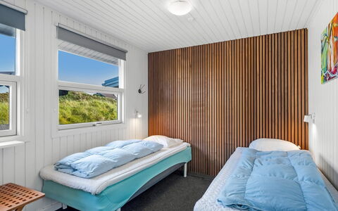 Ottar - 400M from the Sea: Chambre, Lit, Bois, Drap De Lit, Design Intérieur, Plafond, Literie, Sol, Cadre De Lit, Sol