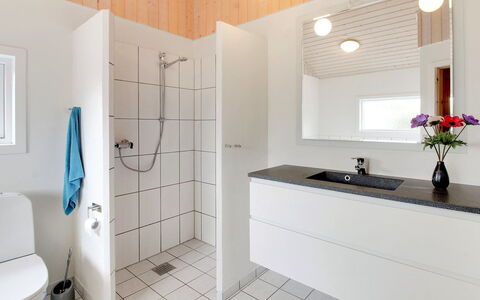 Ottar - 400M from the Sea: Design Intérieur, Sol, Luminaire Plomberie, Sol, Évier, Lavabo, Bois, Armoire De Toilette, Salle De Bains, Robinet