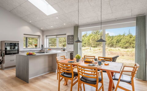 Alena - 1Km from the Sea: Sol, Bois, Meubles, Design Intérieur, Cuisine, Plafond, Sol, Comptoir, Table Cuisine Et Salle A Manger, Parquet