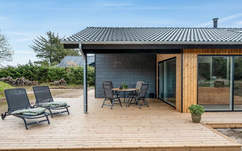 Alena - 1Km from the Sea: Bois, Toit, Domicile, Maison, Porte, Chalet, Siding, Batiments Jardin, Porche, Plate-Forme