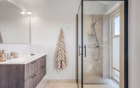 Alena - 1Km from the Sea: Sol, Design Intérieur, Luminaire Plomberie, Sol, Salle De Bains, Plomberie, Armoire De Toilette, Miroir, Tuile, Plafond