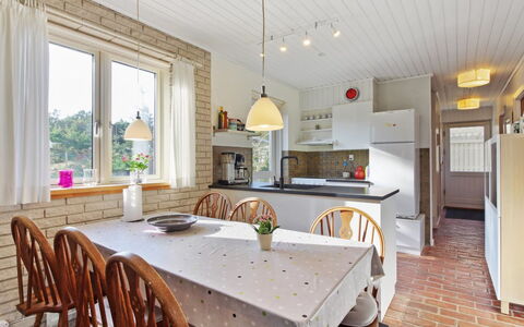 Laurin - 600M from the Sea: Bois, Meubles, Design Intérieur, Plafond, Sol, Domicile, Cuisine, Maison, Éclairage, Luminaire