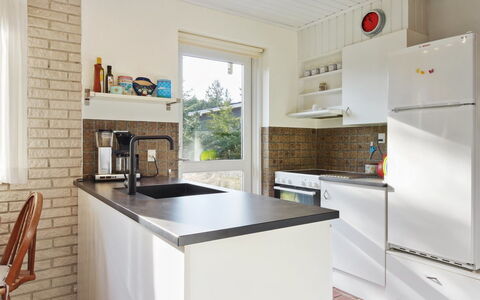 Laurin - 600M from the Sea: Cuisine, Comptoir, Appareil De Cuisine, Design Intérieur, Sol, Cabinetry, Principaux Appliance, Bois, Meubles, Sol