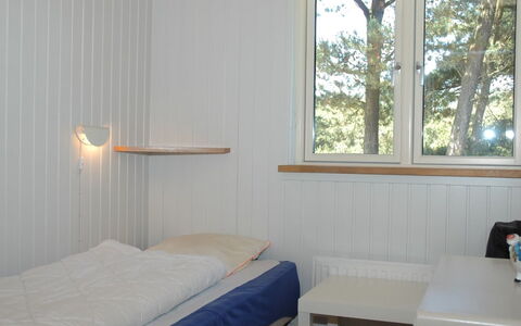 Laurin - 600M from the Sea: Bois, Sol, Design Intérieur, Sol, Chambre, Plafond, Lit, Pièce, Drap De Lit, Literie