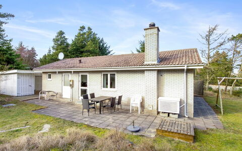 Laurin - 600M from the Sea: Bâtiment, Herbe, Maison, Toit, Domicile, Zone Résidentielle, Arbuste, Chalet, Architecture, Lot Terre
