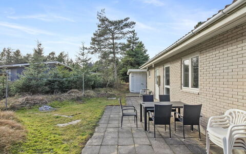 Laurin - 600M from the Sea: Arbuste, Domicile, Maison, Zone Résidentielle, Lot Terre, Toit, Chalet, Couverture De Sol, Siding, Biens