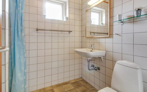 Laurin - 600M from the Sea: Salle De Bains, Luminaire Plomberie, Lavabo, Sol, Sol, Évier, Toilette, Siège De Toilette, Design Intérieur, Plomberie