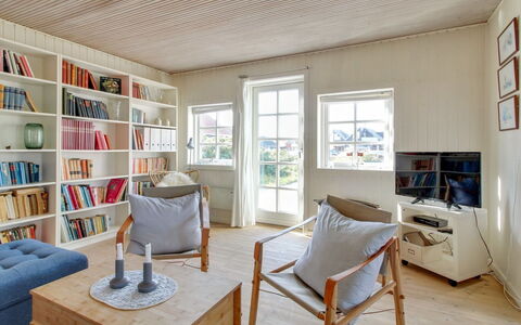 Gudwer - 300M from the Sea: Arbuste, Design Urbain, Couverture De Sol, Brique, Appartement, Biens, Brickwork, Balcon, Aménagement Paysager