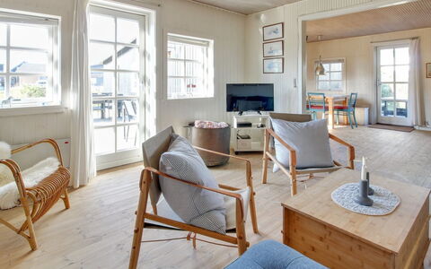 Gudwer - 300M from the Sea: Arbuste, Design Urbain, Couverture De Sol, Brique, Appartement, Biens, Brickwork, Balcon, Aménagement Paysager