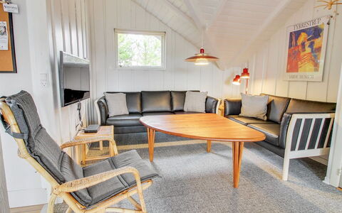 Josie - 200M from the Sea: Herbe, Maison, Toit, Domicile, Chalet, Arbuste, Lot Terre, Zone Rurale, Ferme, Couverture De Sol