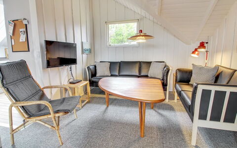 Josie - 200M from the Sea: Herbe, Maison, Toit, Domicile, Chalet, Arbuste, Lot Terre, Zone Rurale, Ferme, Couverture De Sol