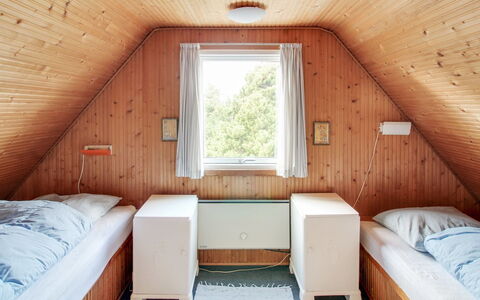 Kanutte - 400M from the Sea: Bois, Chambre, Lit, Domicile, Drap De Lit, Literie, Cadre De Lit, Dur, Plafond, Tache De Bois