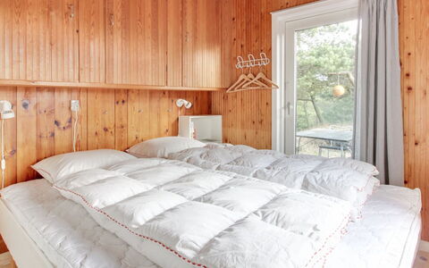 Kanutte - 400M from the Sea: Chambre, Bois, Drap De Lit, Lit, Literie, Design Intérieur, Meubles, Linge, Domicile, Sol