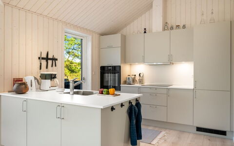 Nanouk - 500M from the Sea: Cuisine, Comptoir, Appareil De Cuisine, Sol, Bois, Design Intérieur, Meubles, Cabinetry, Principaux Appliance, Sol