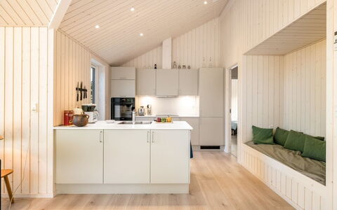 Nanouk - 500M from the Sea: Sol, Design Intérieur, Bois, Sol, Plafond, Meubles, Parquet, Cuisine, Pièce, Luminaire