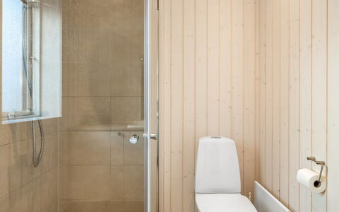 Nanouk - 500M from the Sea: Siège De Toilette, Salle De Bains, Toilette, Sol, Luminaire Plomberie, Mur, Sol, Lavabo, Évier, Design Intérieur