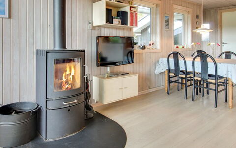 Tuulikki - 1.6Km from the Sea: Herbe, Arbuste, Maison, Jardin, Domicile, Chalet, Lot Terre, Pelouse, Couverture De Sol