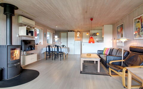 Tuulikki - 1.6Km from the Sea: Toit, Maison, Domicile, Chalet, Siding, Biens, Allée, Batiments Jardin, Cour, Cabanon