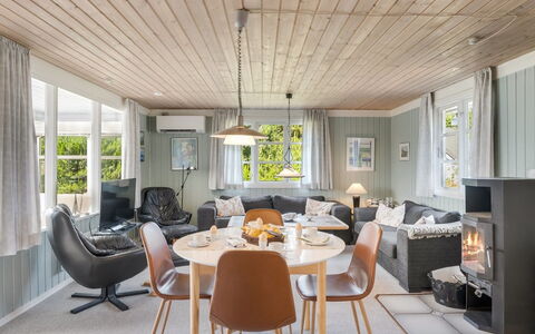 Yardila - 1.5Km from the Sea: Design Intérieur, Meubles, Bois, Plafond, Sol, Luminaire, Salon, Domicile, Sol, Chaise