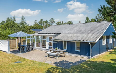 Yardila - 1.5Km from the Sea: Domicile, Toit, Maison, Chalet, Zone Résidentielle, Ombre, Biens, Siding, Porche, Aménagement Paysager