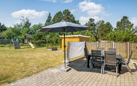 Yardila - 1.5Km from the Sea: Ombre, Lot Terre, Mobilier De Jardin, Meubles, Jardin, Chaise, Aménagement Paysager, Arrière-Cour, Parapluie, Plate-Forme