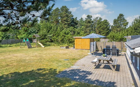 Yardila - 1.5Km from the Sea: Lot Terre, Chalet, Ombre, Aménagement Paysager, Jardin, Biens, Pelouse, Cour, Batiments Jardin, Arrière-Cour