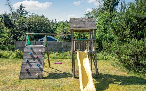Yardila - 1.5Km from the Sea: Toboggan, Équipement Extérieur Play, Espace Public, Chute, Terrain De Jeux, Jardin, Pelouse, Arrière-Cour, Ombre, Parc