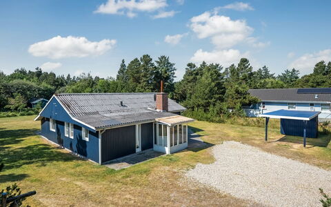 Yardila - 1.5Km from the Sea: Bâtiment, Herbe, Maison, Toit, Domicile, Zone Résidentielle, Chalet, Plaine, Lot Terre, Biens