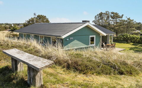 Edna - 800M from the Sea: Bâtiment, Maison, Bois, Domicile, Toit, Chalet, Zone Résidentielle, Arbuste, Architecture