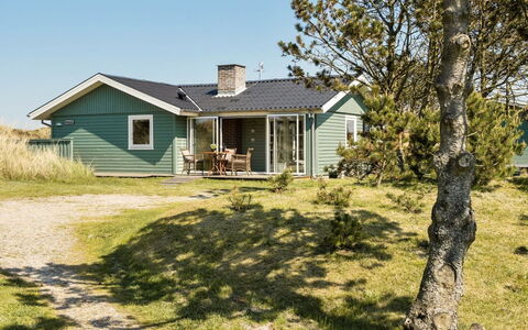 Edna - 800M from the Sea: Bâtiment, Maison, Bois, Domicile, Toit, Chalet, Zone Résidentielle, Arbuste, Architecture