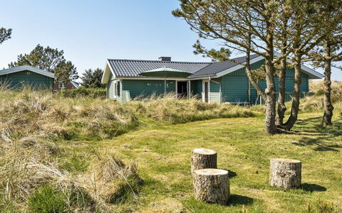 Edna - 800M from the Sea: Bâtiment, Maison, Bois, Domicile, Toit, Chalet, Zone Résidentielle, Arbuste, Architecture