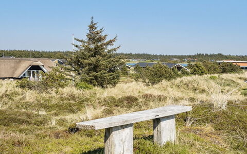 Edna - 800M from the Sea: Bâtiment, Maison, Bois, Domicile, Toit, Chalet, Zone Résidentielle, Arbuste, Architecture