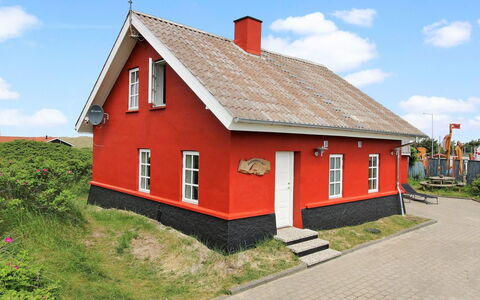 Karla - 100M from the Sea: Chalet, Jardin, Siding, Batiments Jardin, Ombre, Cour, Arrière-Cour, Pelouse, Ferme, Aménagement Paysager
